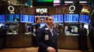 A trader works on the floor of the New York Stock Exchange June 15, 2012. REUTERS/Eric Thayer (UNITED STATES - Tags: BUSINESS) Published: Čer. 15, 2012, 3:11 odp.