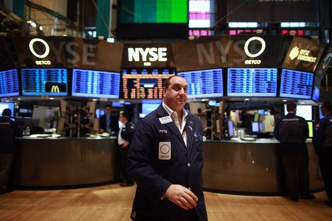 A trader works on the floor of the New York Stock Exchange June 15, 2012. REUTERS/Eric Thayer (UNITED STATES - Tags: BUSINESS) Published: Čer. 15, 2012, 3:11 odp.