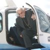 Kardinál Miloslav Vlk vystupuje z letadla