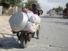 Útěk z Mogadiša. Muž prchá před novými násilnostmi, které vypukly v hlavním městě Somálska