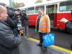Odboráři z Jablonce dorazili na ministerstvo dopravy historickým modelem autobusu.