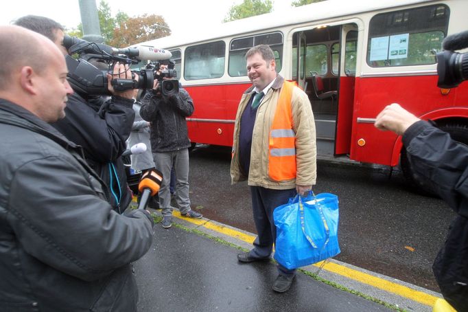 Odboráři z Jablonce dorazili na ministerstvo dopravy historickým modelem autobusu.