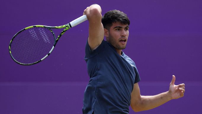 Tennis - Queen's Club Championships - The Queen's Club, London, Britain - June 20, 2024 Spain's Carlos Alcaraz in action during his round of 16 match against Britain's Ja