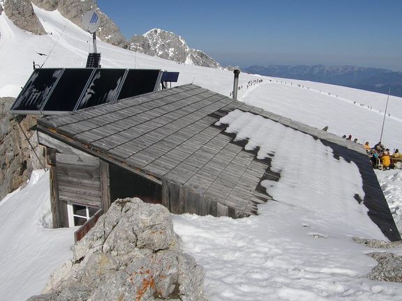 Na obrázku stará část objektu Seethalerhütte a úpatí Dachsteinu.