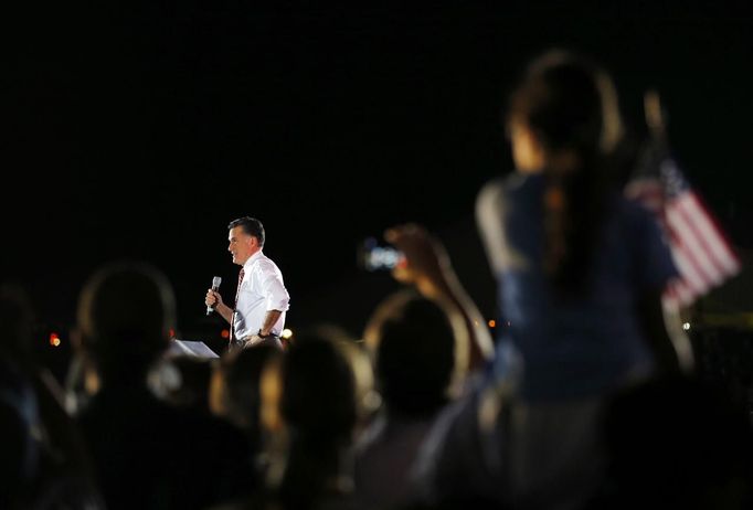 U.S. Republican presidential nominee Mitt Romney takes the stage at a campaign rally in Fishersville, Virginia October 4, 2012. REUTERS/Brian Snyder (UNITED STATES - Tags: POLITICS ELECTIONS USA PRESIDENTIAL ELECTION) Published: Říj. 5, 2012, 1:04 dop.