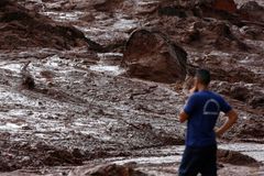 Brazílie hlásí po protržení důlní nádrže desítky obětí, stovky lidí se pohřešují