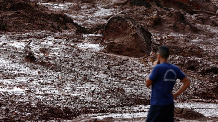Brazílie evakuovala 700 lidí u dvou dolů. Hrozí protržení dalších nádrží