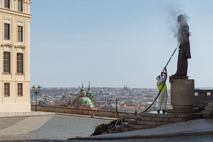 Průřez tvorbou fotografa Economie Lukáše Bíby za rok 2020.