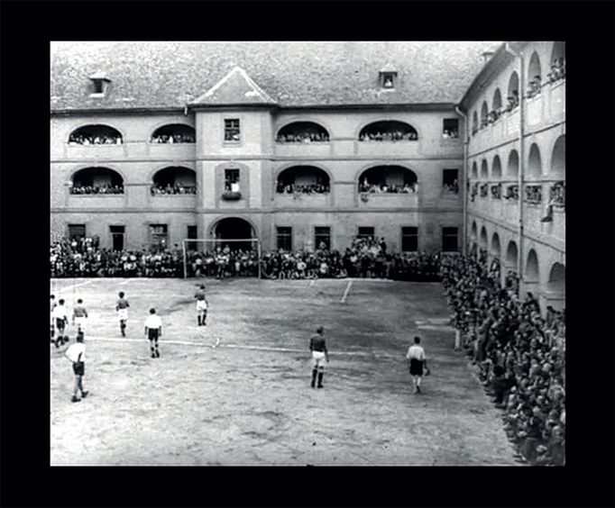 Poslední zápas, září 1944, ghetto Terezín, z nacistického propagandistického filmu Tým Péče o mládež (Jügendfursorge) proti týmu Skladu použitého textilu (Kleiderkammer)