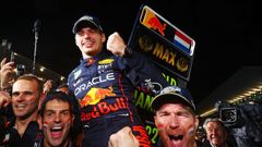 Max Verstappen z Red Bullu slaví po VC Japonska titul mistra světa F1