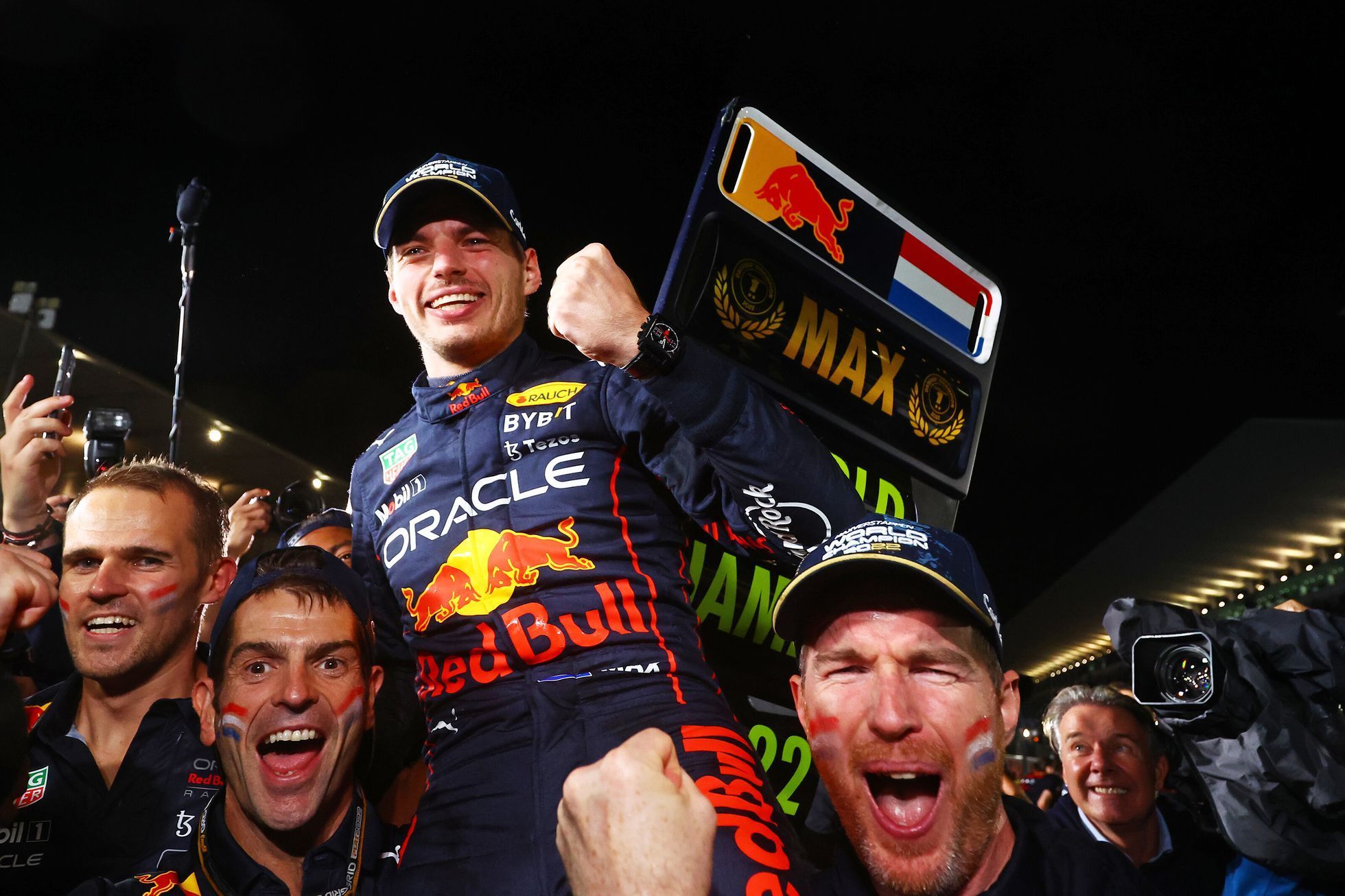 Max Verstappen z Red Bullu slaví po VC Japonska titul mistra světa F1