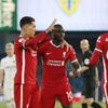 32. kolo anglické fotbalové ligy 2020/21, Leeds - Liverpool: Sadio Mané (uprostřed) se spoluhráči slaví gól na 0:1