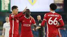 Sadio Mané (uprostřed) se spoluhráči z Liverpoolu slaví gól na 0:1 na hřišti Leedsu.