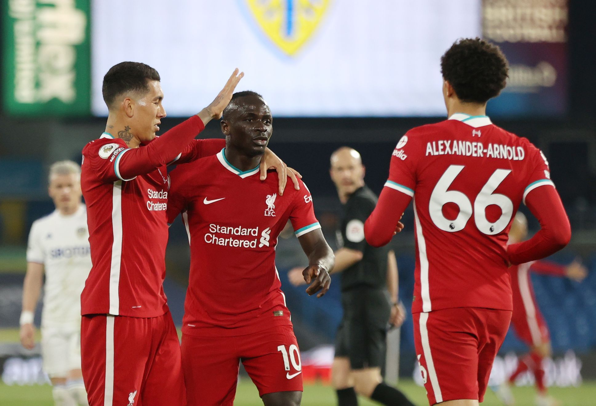 32. kolo anglické fotbalové ligy 2020/21, Leeds - Liverpool: Sadio Mané (uprostřed) se spoluhráči slaví gól na 0:1