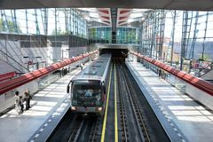 Navrhovat metro je prestiž. Praha diskusi odmítá, nové stanice jsou podprůměrné, říká sochař Karous