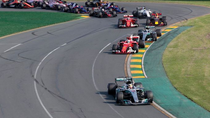 I když po startu Velké ceny Austrálie byl Lewis Hamilton jasně v čele, do cíle se jako první přiřítil Sebastian Vettel za volantem Ferrari.