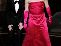 Anne Hathawayová a James Franco v růžových šatech.