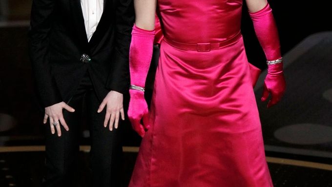Anne Hathawayová a James Franco v růžových šatech.