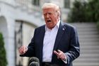 USA zavedou od 1. srpna na zboží z EU clo 30 procent, oznámil Trump