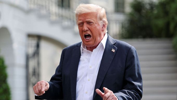 USA zavedou od srpna na dovoz zboží z EU clo 30 procent, oznámil prezident Donald Trump (na pátečním snímku z Texasu) šéfce Evropské komise Ursule von der Leyenové.