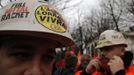 ArcelorMittal Florange blast furnace labour union members arrive for a protest action near the Elysee Palace in Paris, January 23, 2013. REUTERS/Christian Hartmann (FRANCE - Tags: POLITICS BUSINESS EMPLOYMENT) Published: Led. 23, 2013, 1:38 odp.