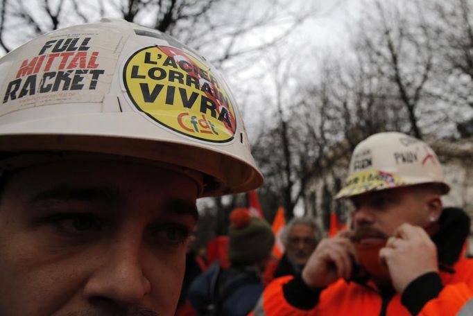 ArcelorMittal Florange blast furnace labour union members arrive for a protest action near the Elysee Palace in Paris, January 23, 2013. REUTERS/Christian Hartmann (FRANCE - Tags: POLITICS BUSINESS EMPLOYMENT) Published: Led. 23, 2013, 1:38 odp.