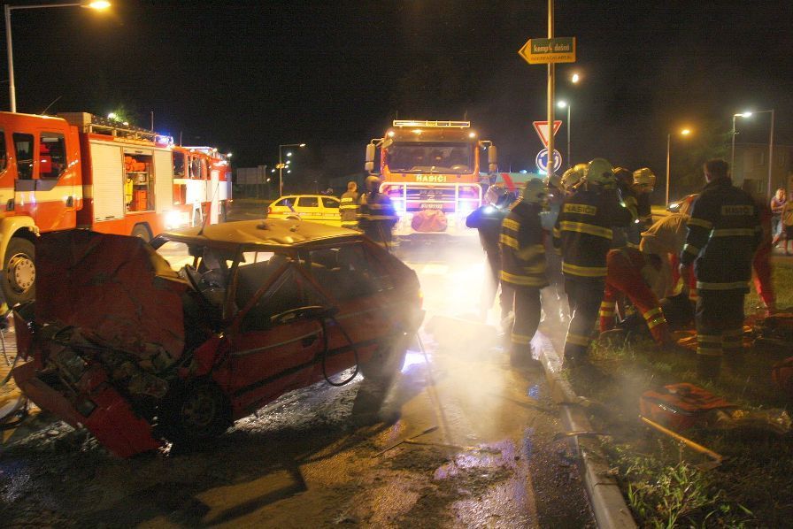 Řidič si při nehodě s autobusem vrazil do nohy nůž