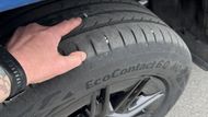 Tento nenápadný kamínek způsobil defekt na pneumatice Mercedesu G.