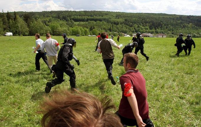 Například když dostali příkaz s malým počtem policistů omezit pohyb demonstrantů po louce. Pak byla chvilku honička.