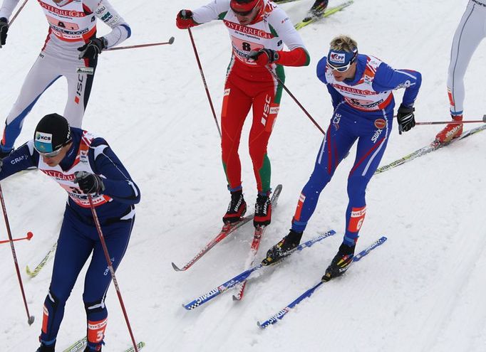 Kolize Martina Jakše s Bělorusem Sergejem Kuzmenkem krátce po startu druhého semifinále mužů.