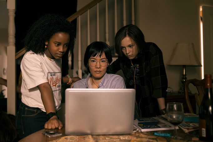 Camryn Jonesová v roli Tiffany, Ali Wongová jako dospělá Erin a Sofia Rosinskyová jako Mac.