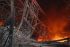 V Plzni hoří výrobní hala. Hasiči evakuovali 300 lidí