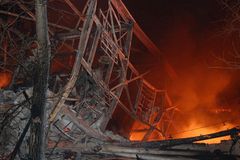 V Plzni hoří výrobní hala. Hasiči evakuovali 300 lidí