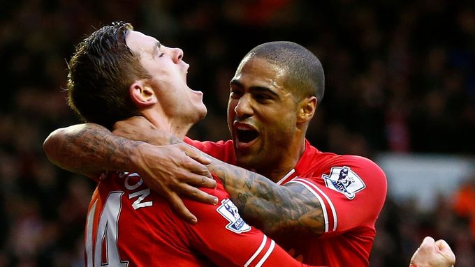 Jordan Henderson a Glen Johnson slaví gól Liverpoolu proti Swansea