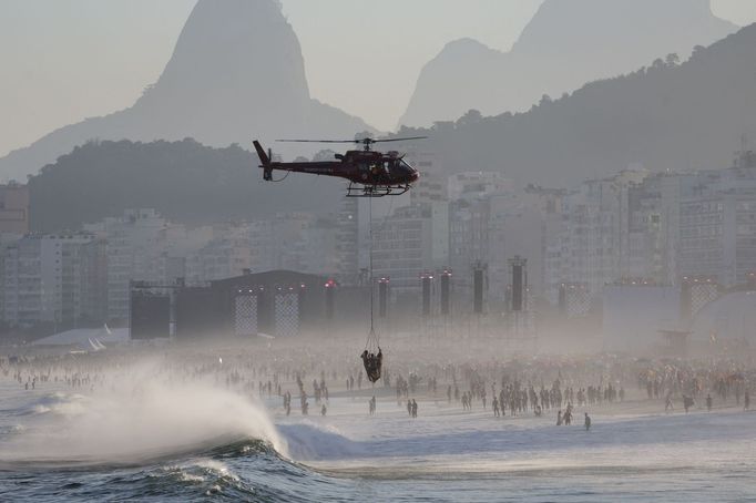 Snímek z vystoupení Madonny na pláži Copacabana.