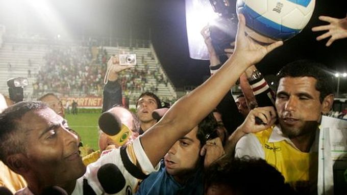 Brazilec Romário pózuje fotografům s míčem, s nímž v dresu celku Vasco da Gama vstřelil tisící gól v kariéře.