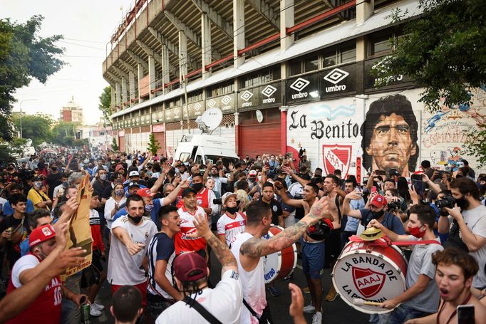 Fanoušci si připomínají památku zesnulého Diega Armanda Maradony (Buenos Aires, stadion Diega Armanda Maradony)