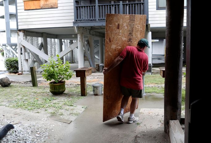 Hurikán Florence, který ohrožuje východ USA, příprava lidí na příchod hurikánu v Jižní Karolíně - září 2018