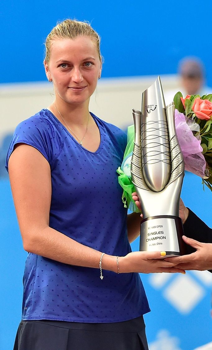 Petra Kvitová s trofejí pro vítěze turnaje ve Wu-chan.