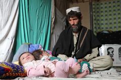 "Budu muset prodat své dítě." Osobní tragédie rozvracejí Afghánistán