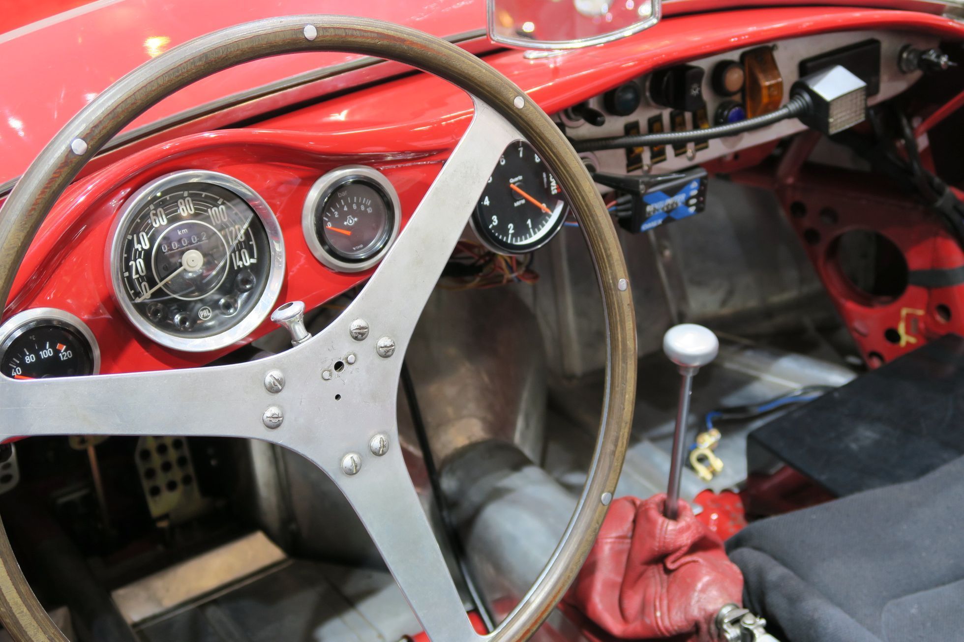 Stánek Škody na výstavě klasických automobilů v Essenu