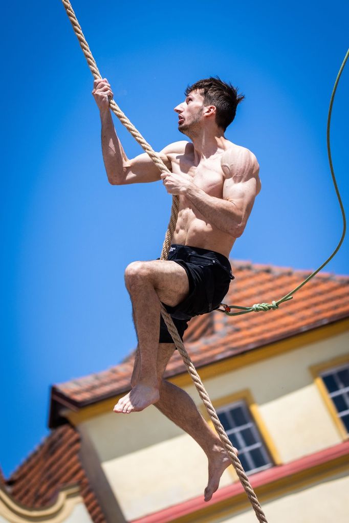 Matěj Cigl při šplhu v Novém Městě nad Metují