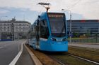 Ostrava má nové tramvaje, kterými se jinde nesvezete. Mají klimatizaci i USB konektory