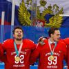 Sergej Širokov, Alexej Marčenko a Bogdan Kiselevič zpívají ruskou hymnou po vítězném finále s Německem na ZOH 2018
