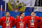 Sergej Širokov, Alexej Marčenko a Bogdan Kiselevič zpívají ruskou hymnou po vítězném finále s Německem na ZOH 2018