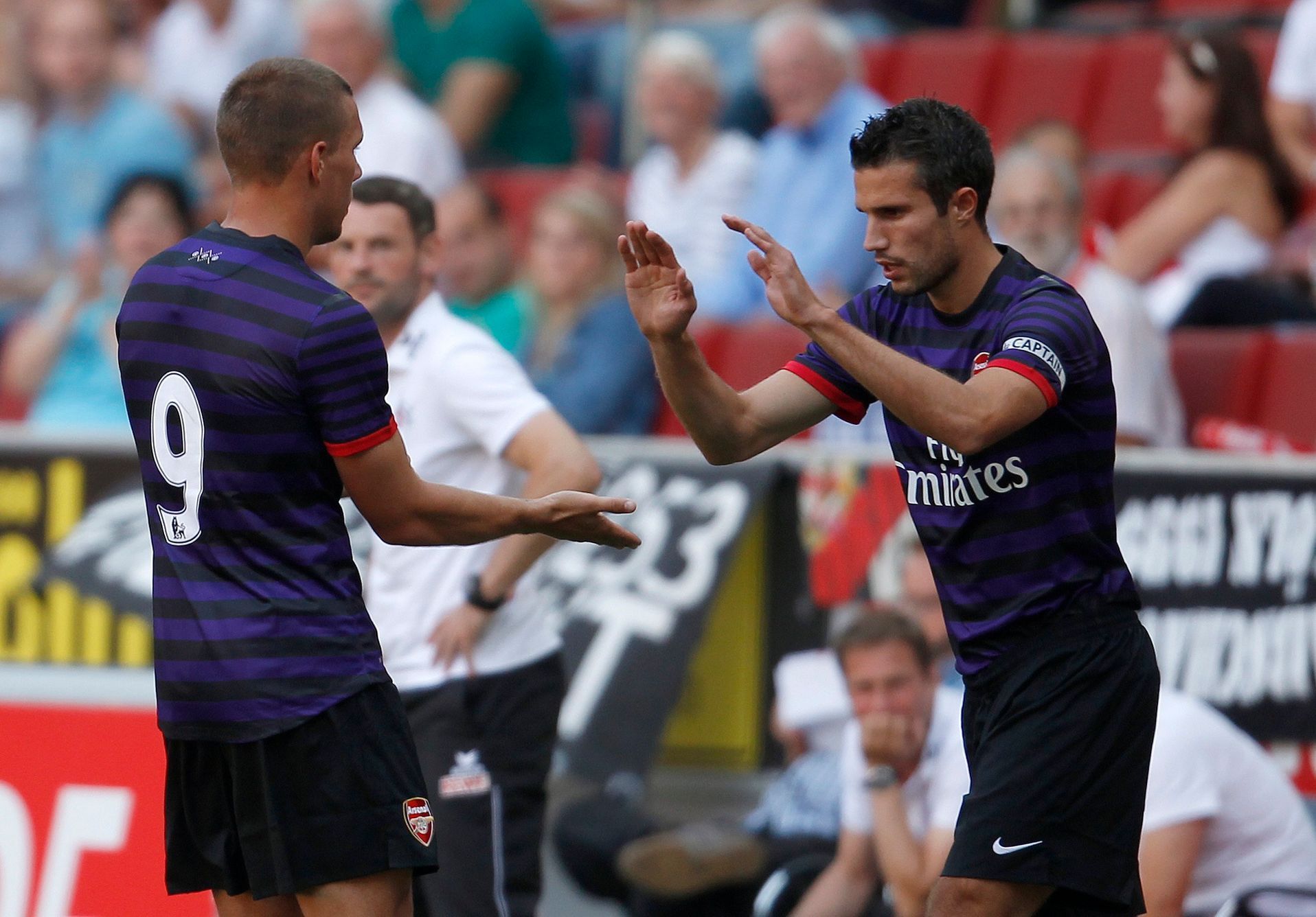 Van Persie střídá Podolského ve svém posledním duelu za Arsenal