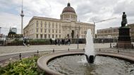 Prvních 100 dní je vstup volný. Další část zařízení se má otevřít v září a teprve v první polovině příštího roku se zpřístupní celé. K vidění tu budou i beninské bronzové sošky, které Německo získalo v dobách své kontroverzní koloniální minulosti.