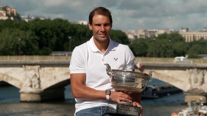 Rafael Nadal drží počtrnácté v náručí Pohár mušketýrů, trofej pro vítěze mužské dvouhry na Roland Garros.