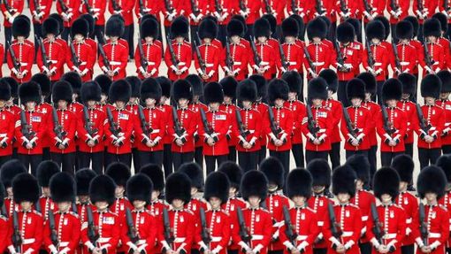 Vojáci v šarlatových halenách a kloboucích z medvědí srsti pochodovali Londýnem u příležitosti oficiálních oslav 84. narozenin královny Alžběty II.