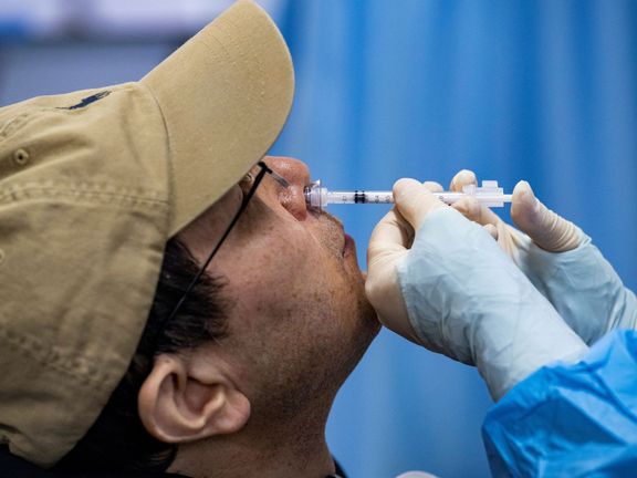 Nová čínská vakcína proti koronaviru se aplikuje pomocí nosního spreje.
